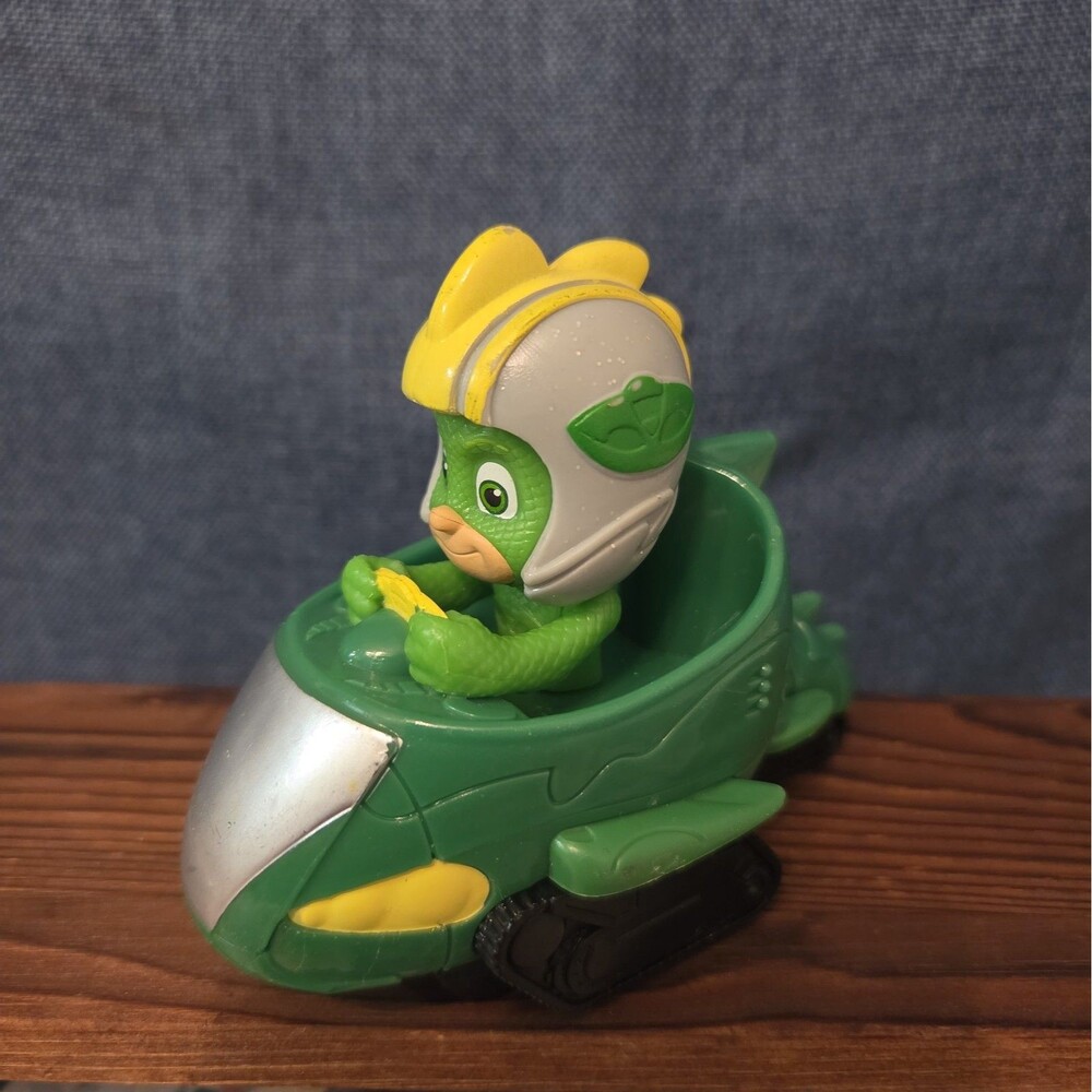 Disney PJ Masks Gekko Mobile Racer Helmet 4" Toy Car